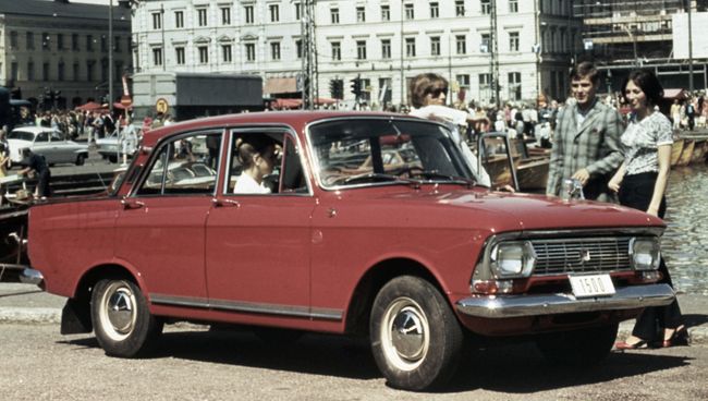 Автомобиль Москвич-412 на московской улице Автомобиль Москвич-412 на московской улице