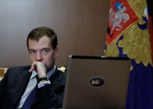 Президент РФ Дмитрий Медведев во время телемоста с губернатором Кемеровской области Аманом Тулеевым. Президент РФ Дмитрий Медведев во время телемоста с губернатором Кемеровской области Аманом Тулеевым.
