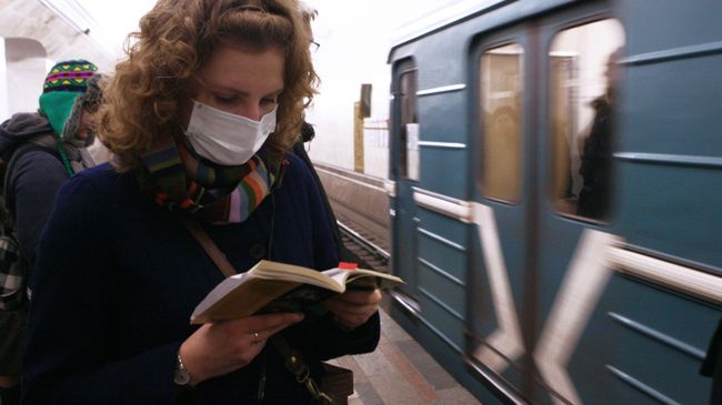 Пассажиры московского метро в защитных масках Пассажиры московского метро в защитных масках
