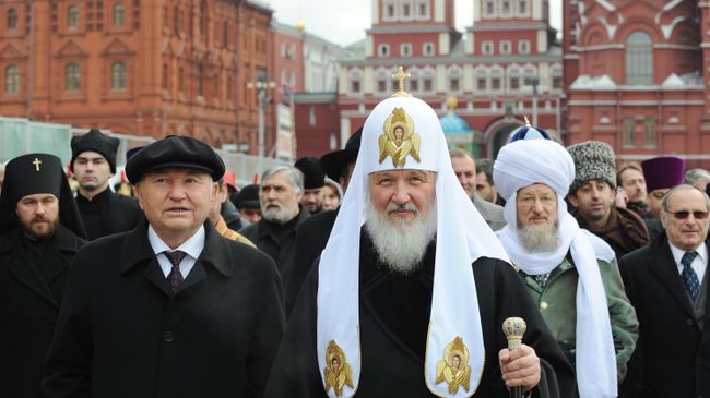 Патриарх Московский и Всея Руси Кирилл и мэр Москвы Юрий Лужков на шествии, посвященном Дню народного единства. Архив Патриарх Московский и Всея Руси Кирилл и мэр Москвы Юрий Лужков на шествии, посвященном Дню народного единства. Архив