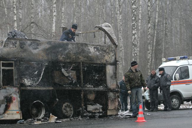 Восемь человек погибли в столкновении грузовика и микроавтобуса в КБР Восемь человек погибли в столкновении грузовика и микроавтобуса в КБР