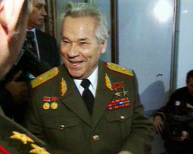 Легендарному конструктору оружия Михаилу Калашникову – 90 лет