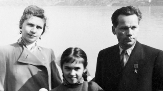 Советский конструктор М. Т. Калашников (справа) с женой и детьми. Архивное фото Советский конструктор М. Т. Калашников (справа) с женой и детьми. Архивное фото