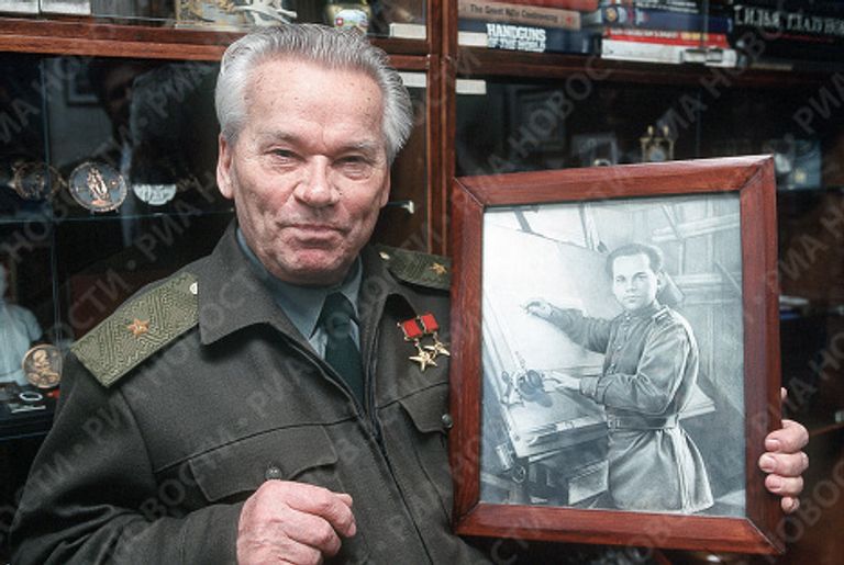 Российский конструктор Михаил Калашников со своей фотографией Российский конструктор Михаил Калашников со своей фотографией