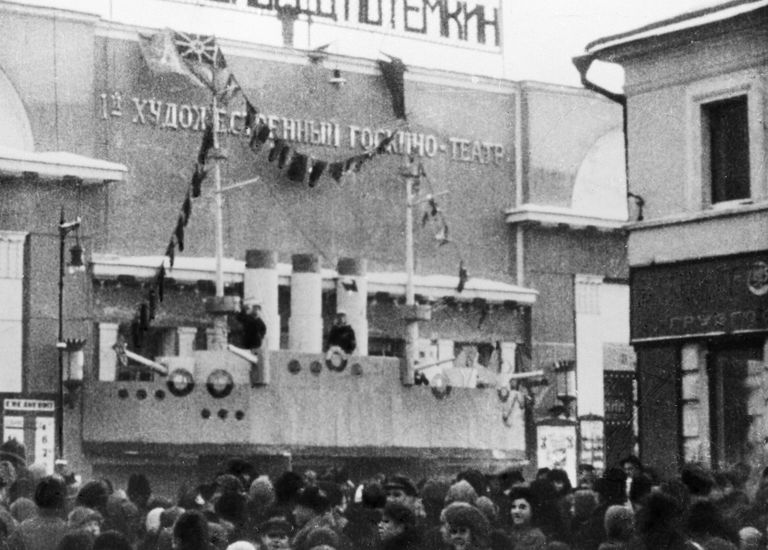 У столичного кинотеатра Художественный У столичного кинотеатра Художественный