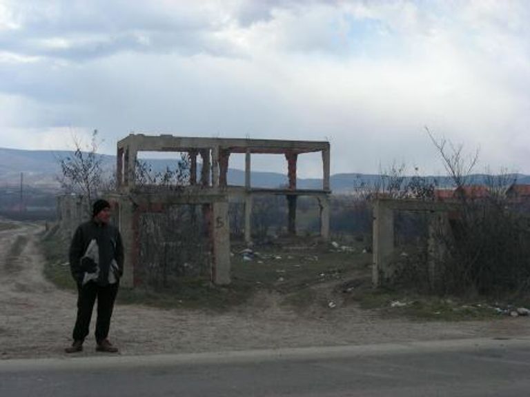 Косово: район вблизи Приштины, разрушенный в ходе конфликта 1998-1999 гг. Косово: район вблизи Приштины, разрушенный в ходе конфликта 1998-1999 гг.