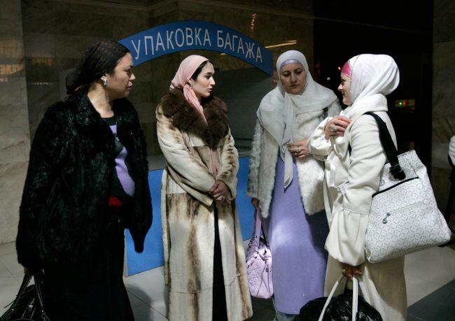 Чеченские паломники, вылетающие в Саудовскую Аравию, в зале ожидания в аэропорту города Грозного