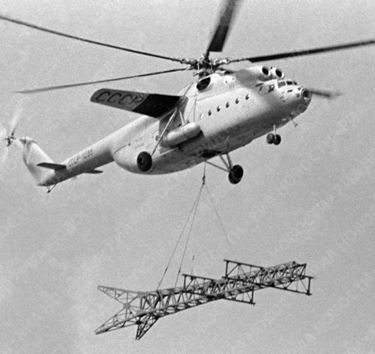 Вертолет МИ-6 несет опорную мачту электропередачи Вертолет МИ-6 несет опорную мачту электропередачи