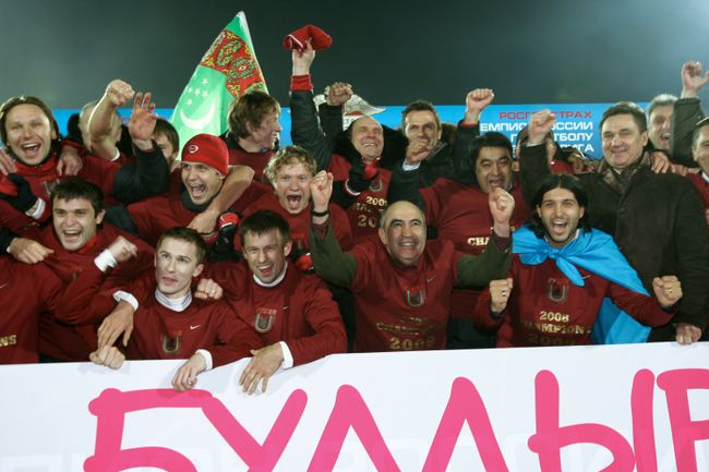 Главный тренер Рубина Курбон Бердыев и футболисты Рубина Главный тренер Рубина Курбон Бердыев и футболисты Рубина