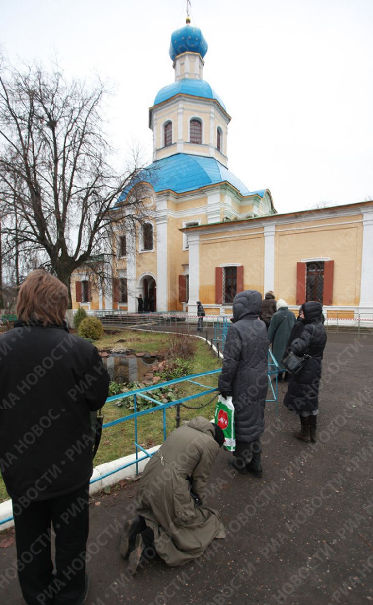 У храма святых апостолов Петра и Павла в Ясеневе У храма святых апостолов Петра и Павла в Ясеневе