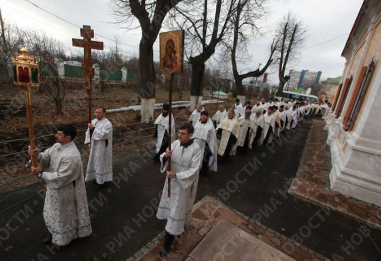Траурная процессия у храма святых апостолов Петра и Павла в Ясеневе Траурная процессия у храма святых апостолов Петра и Павла в Ясеневе