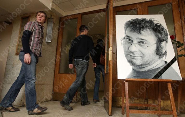 Портрет Романа Трахтенберга у входа в Центральный дом работников искусств Портрет Романа Трахтенберга у входа в Центральный дом работников искусств