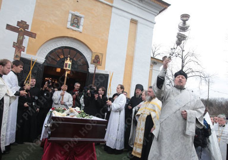 Траурная процессия у храма святых апостолов Петра и Павла Траурная процессия у храма святых апостолов Петра и Павла
