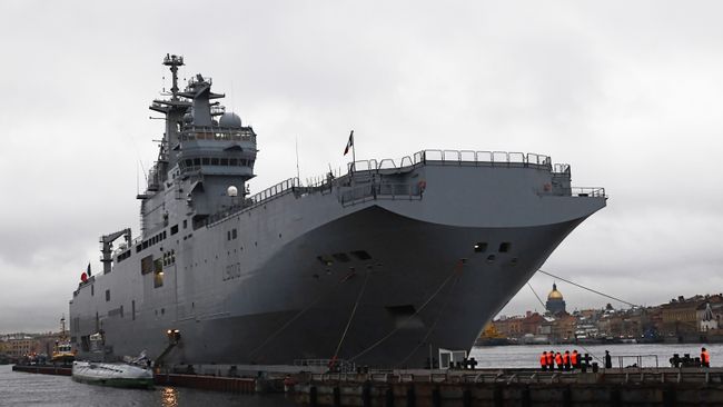 Французский военный корабль-вертолетоносец класса Мистраль в Санкт-Петербурге