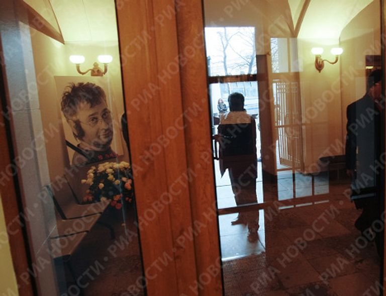 У входа в Доме радио, где проходит церемония прощания с шоуменом Романом Трахтенбергом У входа в Доме радио, где проходит церемония прощания с шоуменом Романом Трахтенбергом