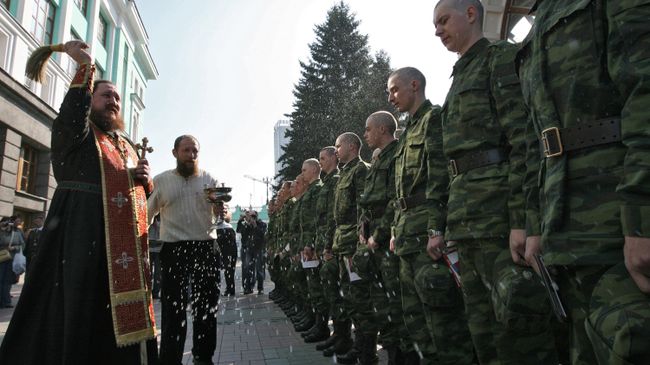 Армия меняет облик: в войсках - священники, у солдат - мобильники