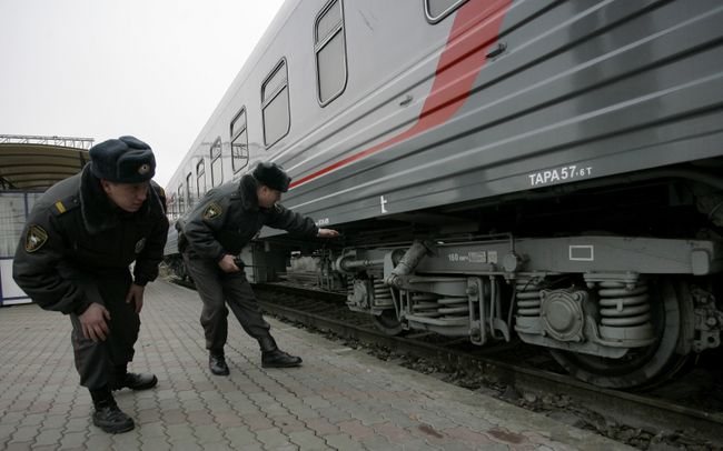 Наряд милиции осматривает вагоны поезда. Архив