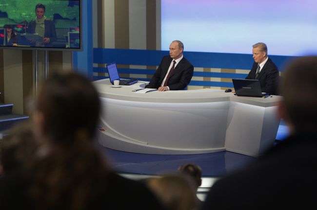 Премьер-министр РФ Владимир Путин отвечает на вопросы россиян в прямом эфире