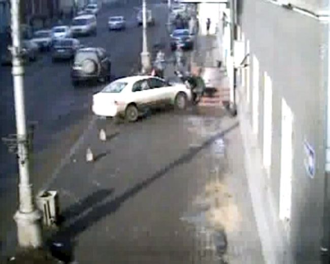 Иномарка на скорости сбила двух сестер в Иркутске Иномарка на скорости сбила двух сестер в Иркутске