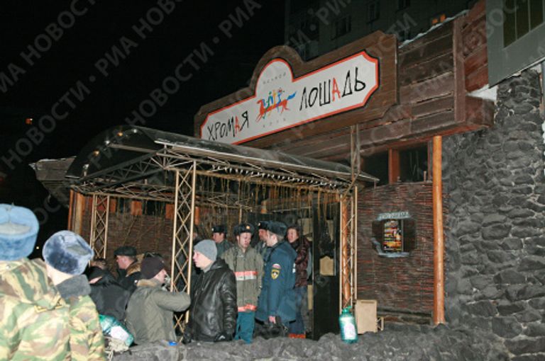 На месте пожара в пермском кафе, повлекшем большие человеческие жертвы На месте пожара в пермском кафе, повлекшем большие человеческие жертвы