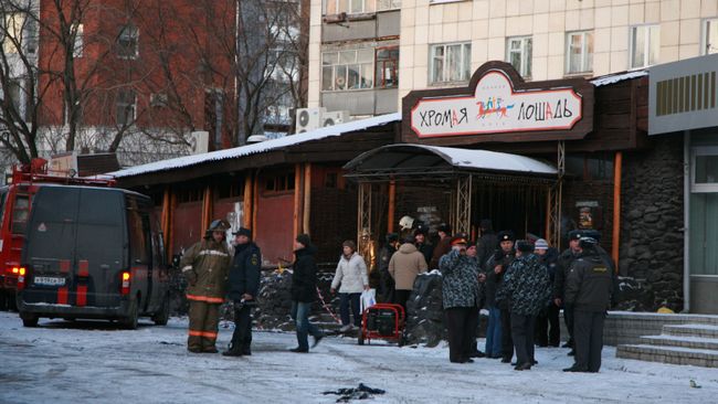 Около кафе-клуба Хромая лошадь, где произошел пожар