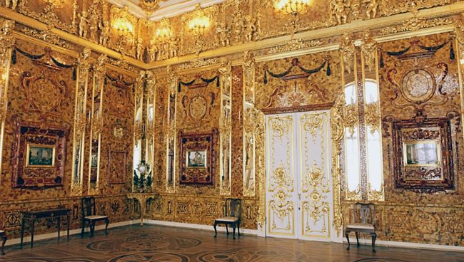 Янтарная комната в Екатерининском дворце. Архивное фото Янтарная комната в Екатерининском дворце. Архивное фото