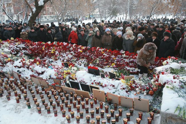 траур по погибшим при пожаре в ночном клубе. Архив