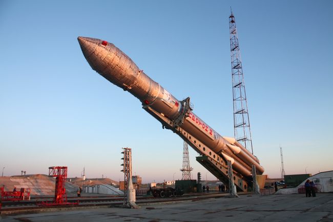 Ракета Протон-М вывезена на стартовый стол космодрома Байконур. Архив