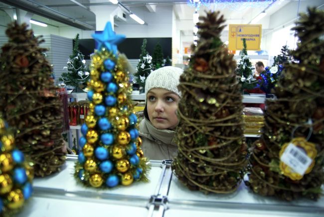 Москвичи активно покупают живые и искусственные новогодние ели