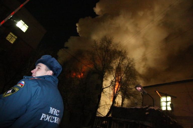 Тушение крупного пожара в жилом доме старой постройки в центре Москвы в районе Чистопрудного бульвара. Тушение крупного пожара в жилом доме старой постройки в центре Москвы в районе Чистопрудного бульвара.