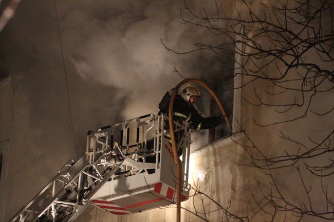 Тушение крупного пожара в жилом доме старой постройки в центре Москвы в районе Чистопрудного бульвара.