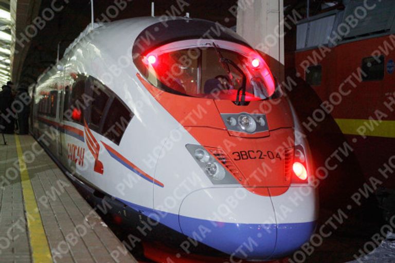 Сапсан отправился в первый регулярный рейс из Москвы в Санкт-Петербург Сапсан отправился в первый регулярный рейс из Москвы в Санкт-Петербург