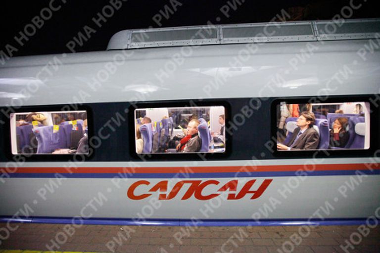 Сапсан отправился в первый регулярный рейс из Москвы в Санкт-Петербург Сапсан отправился в первый регулярный рейс из Москвы в Санкт-Петербург