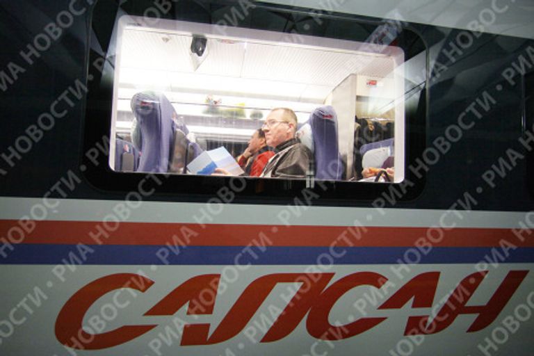 Сапсан отправился в первый регулярный рейс из Москвы в Санкт-Петербург Сапсан отправился в первый регулярный рейс из Москвы в Санкт-Петербург