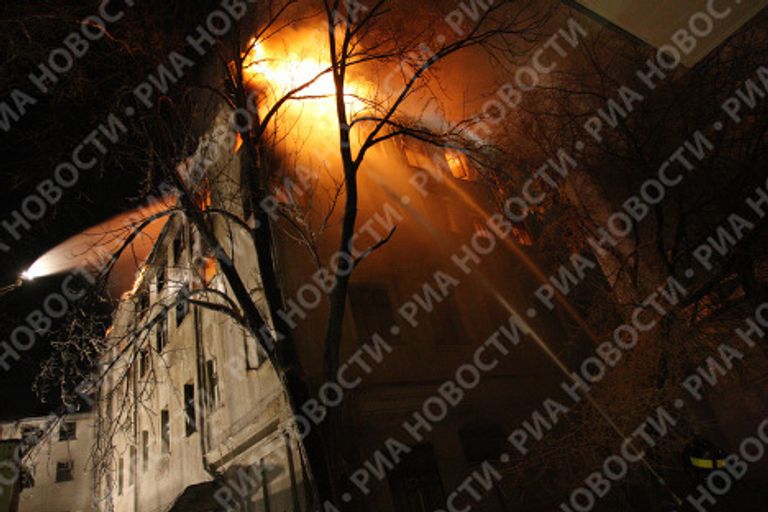 Тушение крупного пожара в жилом доме старой постройки в центре Москвы в районе Чистопрудного бульвара Тушение крупного пожара в жилом доме старой постройки в центре Москвы в районе Чистопрудного бульвара