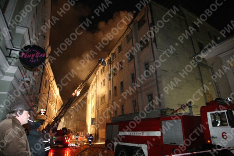 Тушение крупного пожара в жилом доме старой постройки в центре Москвы в районе Чистопрудного бульвара Тушение крупного пожара в жилом доме старой постройки в центре Москвы в районе Чистопрудного бульвара