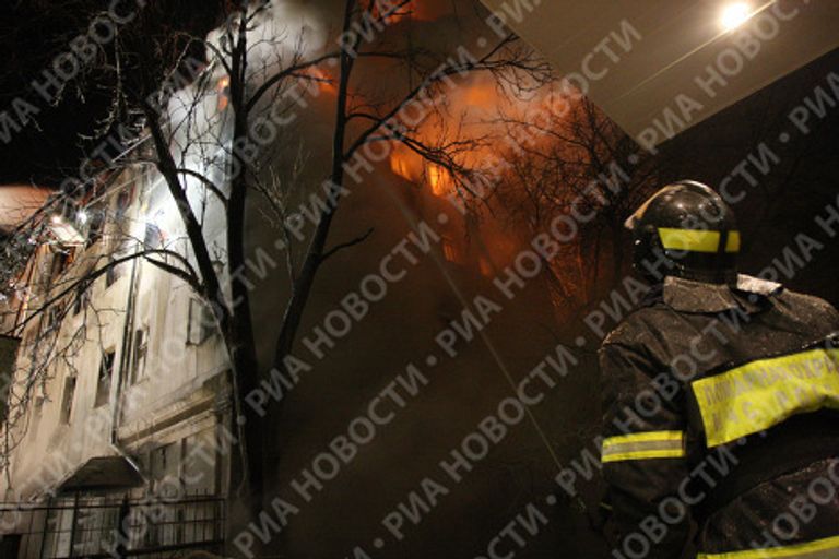 Тушение крупного пожара в жилом доме старой постройки в центре Москвы в районе Чистопрудного бульвара Тушение крупного пожара в жилом доме старой постройки в центре Москвы в районе Чистопрудного бульвара