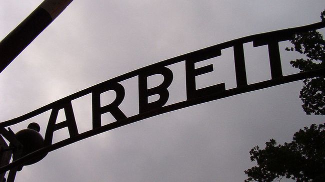 Надпись Arbeit Macht Frei в Аушвице