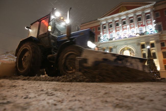 Уборка снега в центре Москвы. Архив