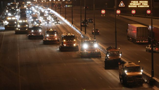 Работа снегоуборочной техники в Москве