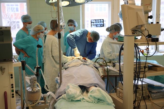 Нейро-хирургическая операция в одной из больниц. Архив