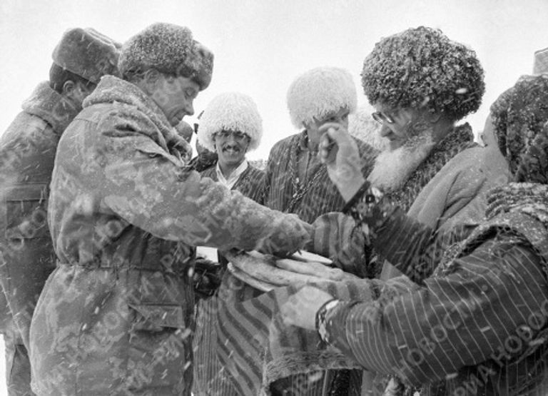 Жители Кушки встречают воинов-интернационалистов Жители Кушки встречают воинов-интернационалистов