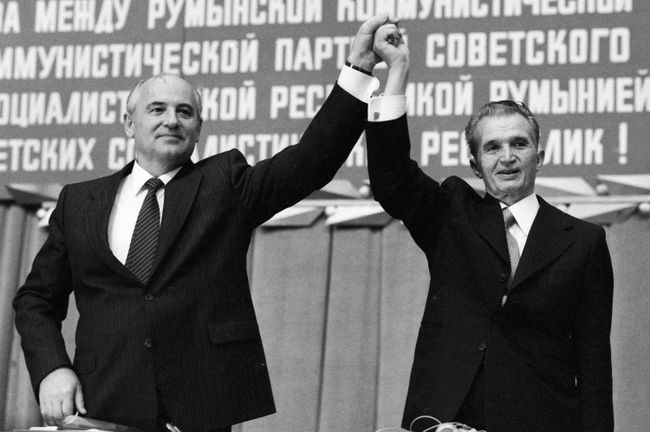 Горбачевскую перестройку Чаушеску невзлюбил с самого начала, видя в ней заговор против социализма и себя лично. Горбачевскую перестройку Чаушеску невзлюбил с самого начала, видя в ней заговор против социализма и себя лично.