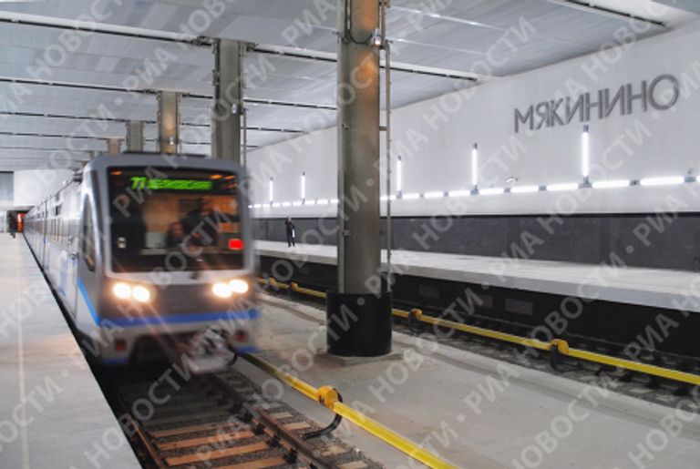 Поезд на новой станции московского метро - Мякинино Поезд на новой станции московского метро - Мякинино