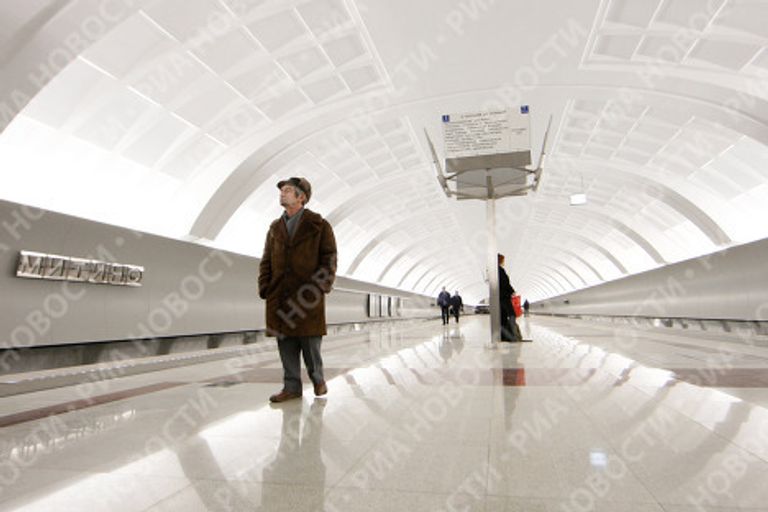 Первые пассажиры на открытии новой станции московского метро - Митино Первые пассажиры на открытии новой станции московского метро - Митино