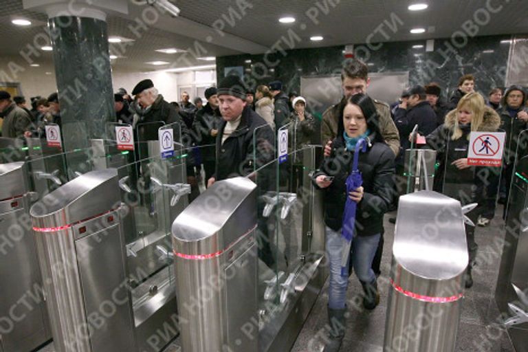 Первые пассажиры в день открытия новой станции московского метро - Митино Первые пассажиры в день открытия новой станции московского метро - Митино
