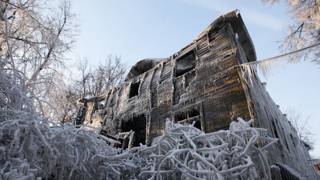 Сгоревший памятник истории в Царицыно после тушения пожара Сгоревший памятник истории в Царицыно после тушения пожара