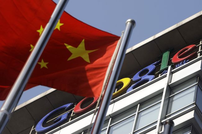 Флаг Китая на фоне главного офиса компании Google в Пекине