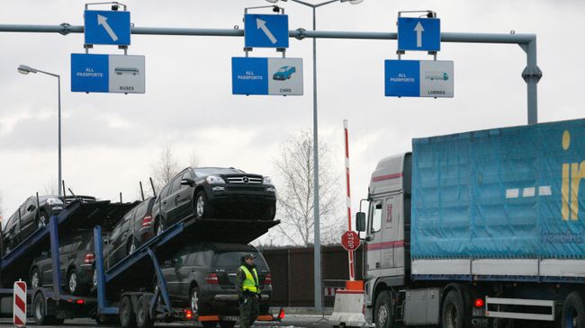 Очереди из грузовиков перед таможней в Польше Очереди из грузовиков перед таможней в Польше