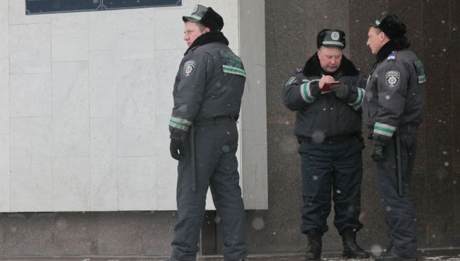 У здания Центральной избирательной комиссии Украины У здания Центральной избирательной комиссии Украины